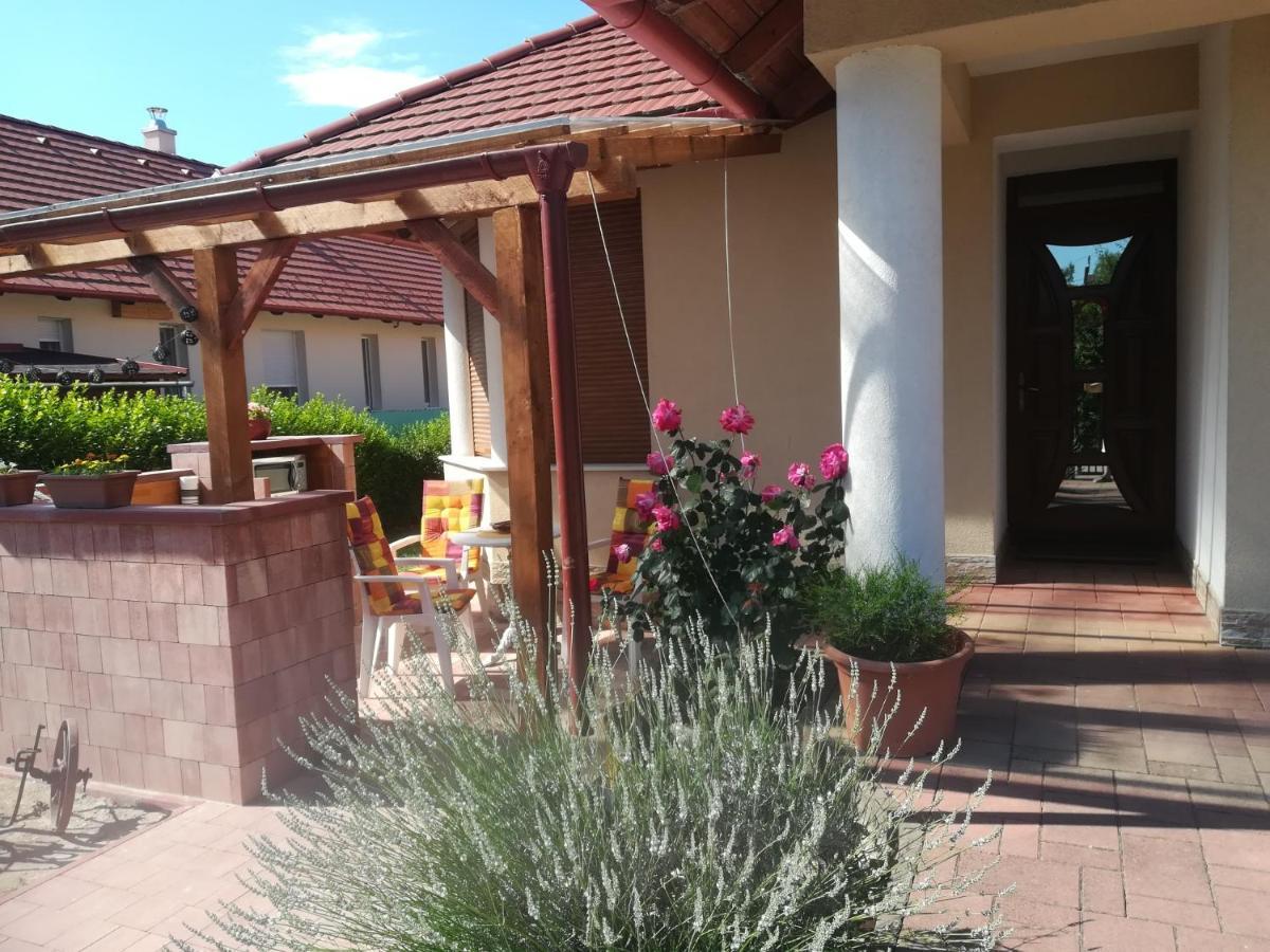 Betty Apartman Balatonfuzfo Exterior photo